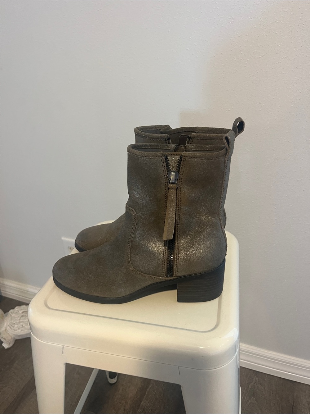 Women’s  Clarks shimmering Taupe Ankle Boot with Side Zip